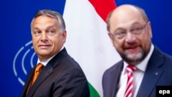 Ýewropa parlamentiniň prezidenti Martin Şulz (sagda) we Wengriýanyň premýer-ministri Wiktor Orban (çepde).