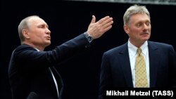 Vladimir Putin (solda) və sözçüsü Dmitri Peskov 