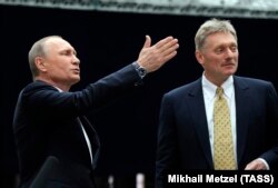 Presidenti rus, Vladimir Putin dhe zëdhënësi i tij, Dmitry Peskov