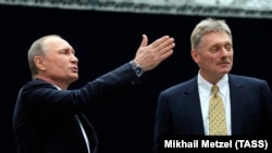 Владимир Путин (слева) и Дмитрий Песков (справа) 