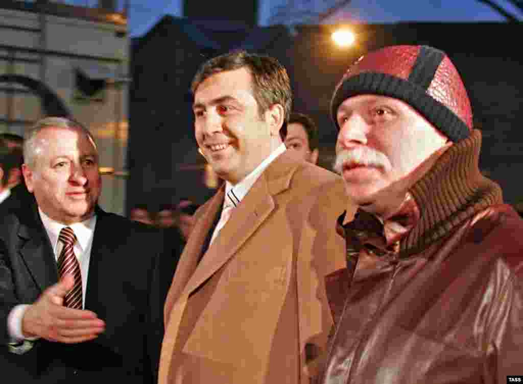 Посол Израиля в Грузии Шабтай Цури, президент Грузии Михаил Саакашвили и президент Национального олимпийского комитета Грузии Бадри Патаркацишвили во время празднования Хануки перед зданием городской синагоги. 19 декабря 2006 года