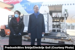 Predsednik Srbije Aleksandar Vučić i ambasadorka Kine Čen Bo na beogradskom aerodromu, 16. januar