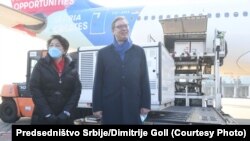 Kineska ambasadorka Čen Bo i predsednik Srbije Aleksandar Vučić na beogradskom aerodromu dočekuju pošiljku sa kineskim vakcinama, 16. januar 2021. 