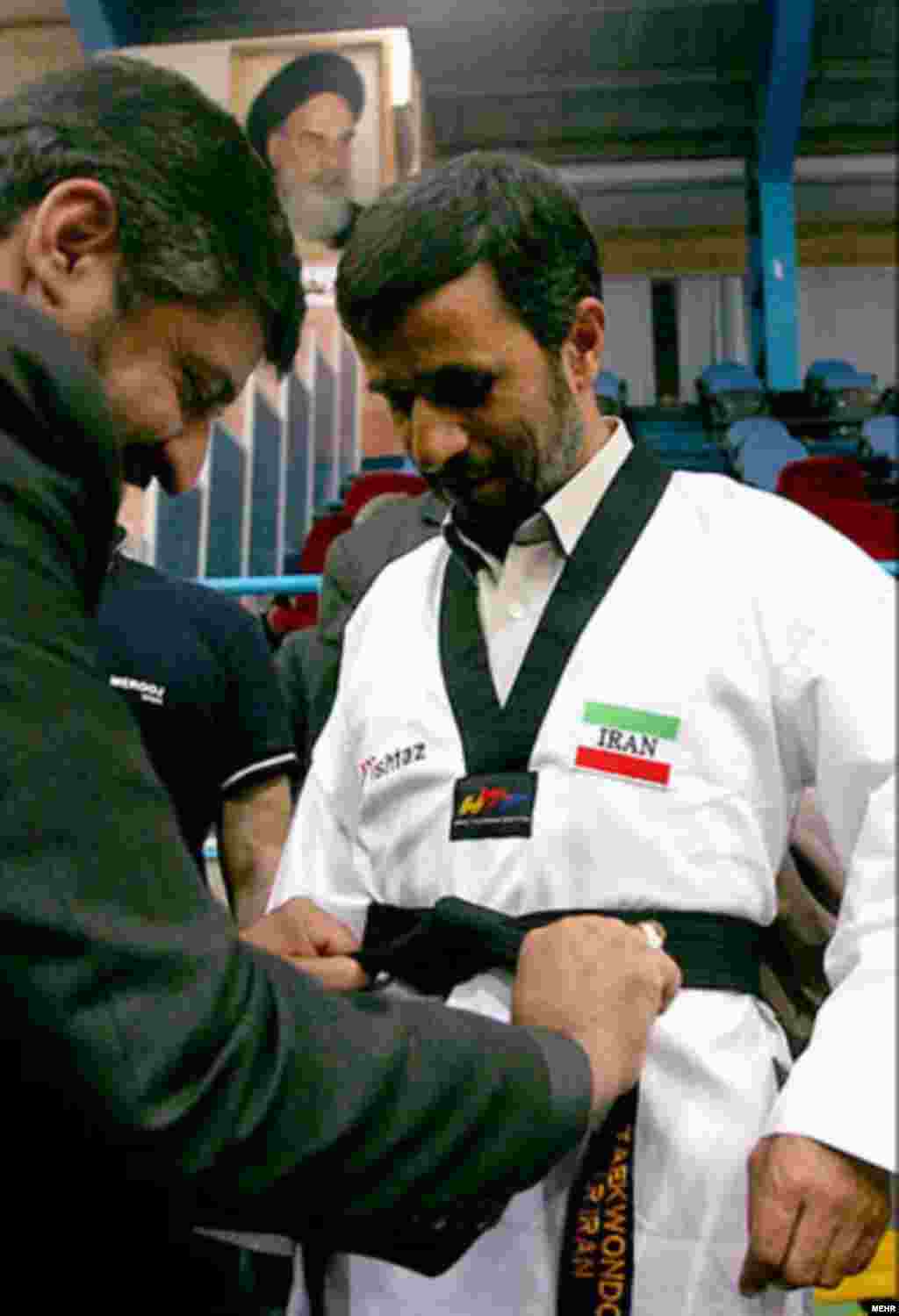 Prezident Mahmud Ahmadinejad karate idmanı üçün geyimdə.&nbsp;