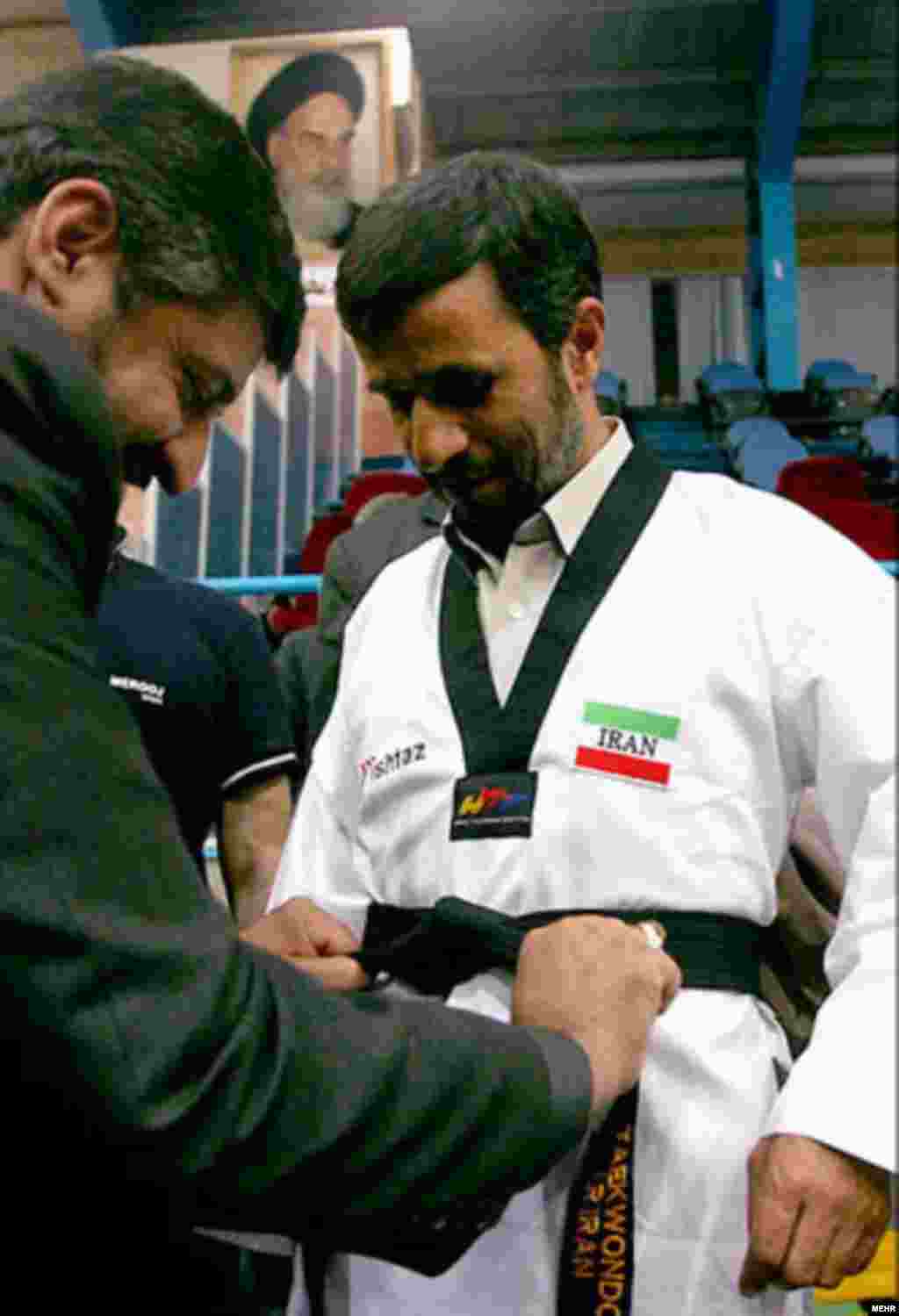 Prezident Mahmud Ahmadinejad karate idmanı üçün geyimdə. 