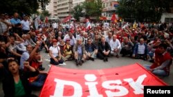 Члени Конфедерації революційних профспілок протестують у центрі Анкари, 17 червня 2013 року
