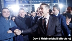 Грузия экс-премьері миллиардер Бидзина Иванишвили сайлау аяқталғаннан кейін президенттікке кандидат Саломе Зурабишвилидің штабы маңында жақтастарын құттықтап тұр. Тбилиси, 28 қараша 2018 жыл.