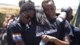 Membri ai comunității LGBT din Uganda la înmormîntarea unui activist al mișcării ucis în 2011