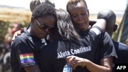 Membri ai comunității LGBT din Uganda la înmormîntarea unui activist al mișcării ucis în 2011