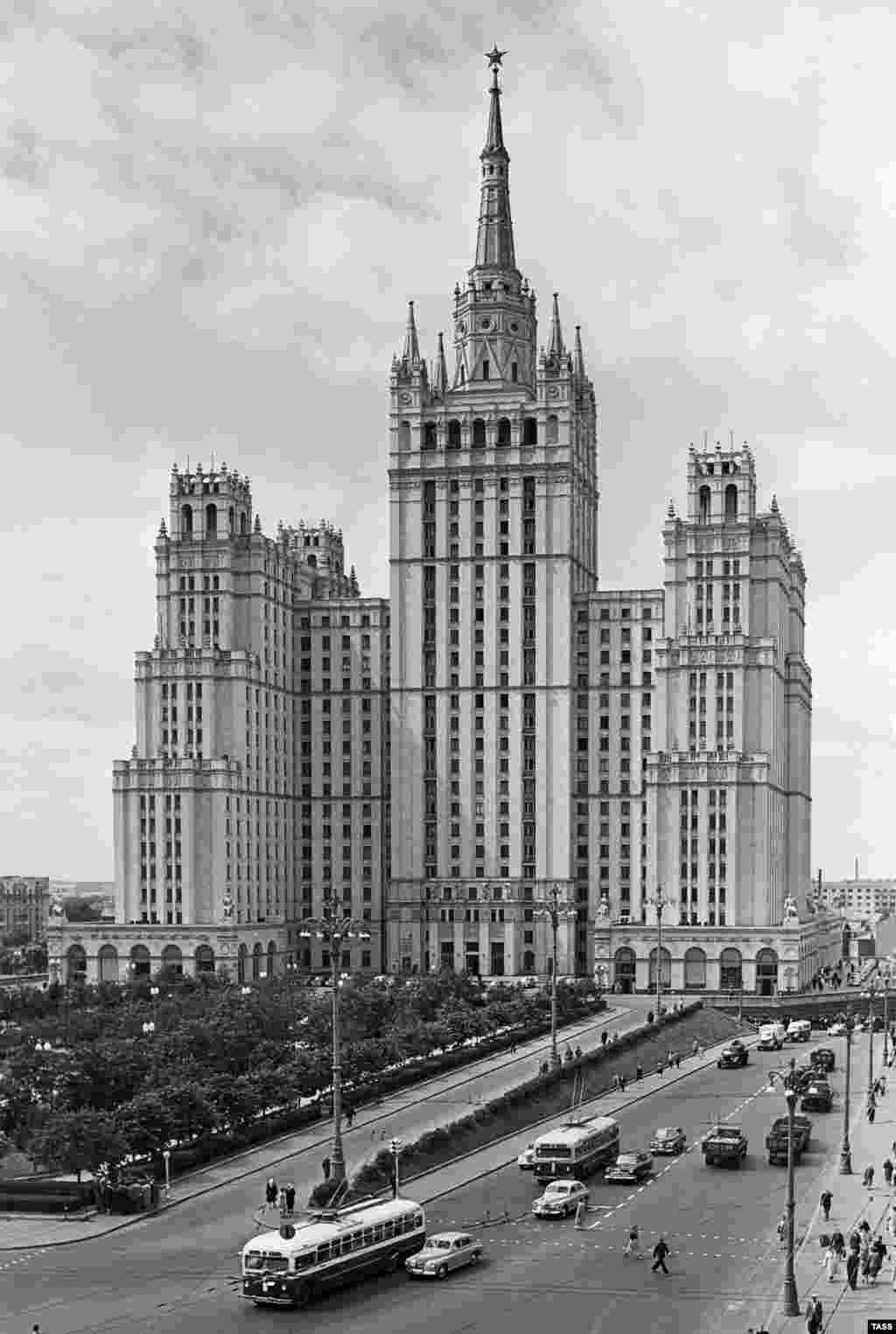 Kudrinskaya Square Building, in 1958. The blocky tower was once the home of test pilots, rocket scientists, and other stars of the Soviet world. As well as an air-conditioning system for when the weather turned warm, the residential building featured a bomb shelter in case the Cold War turned hot.