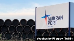 Трубы в ожидании укладки на дно Балтийского моря — на площадке порта Мукран, Германия, 30 мая 2020 года.
