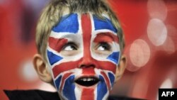 Британский мальчик болеет за любимую команду. Лондон, 4 августа 2012 года.