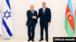 Azerbaijani President Ilham Aliyev (right) welcomes his Israeli counterpart, Shimon Peres, in Baku in June 2009.