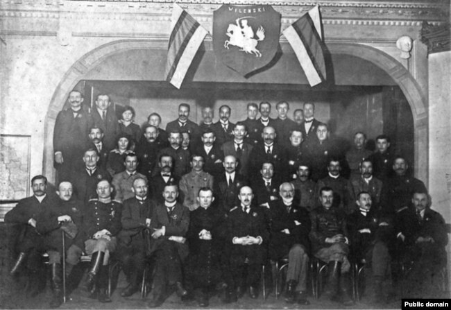 Удзельнікі Беларускай канфэрэнцыі ў Вільні. 25–27 студзеня 1918 году. Антон Луцкевіч сядзіць у першым шэрагу пяты справа