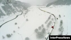 Самой сложной остается ситуация на Военно-Грузинской дороге. Высота снежного покрова в курортном местечке Гудаури достигает двух метров. Аналогичная ситуация и в Сванетии, куда местные жители и туристы не могут добраться третий день
