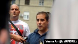 Misha Vaçiq flet me gazetarët gjatë gjykimit ndaj tij në Beograd më 2013.