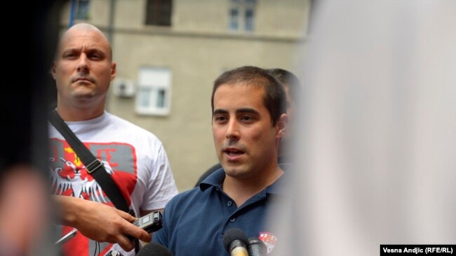Misha Vaçiq flet me gazetarët gjatë gjykimit ndaj tij në Beograd më 2013.
