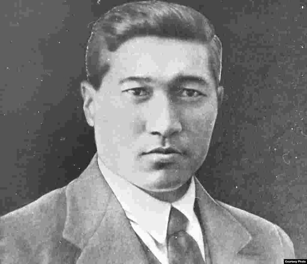 Миржакып Дулатов на фото первых советских лет.