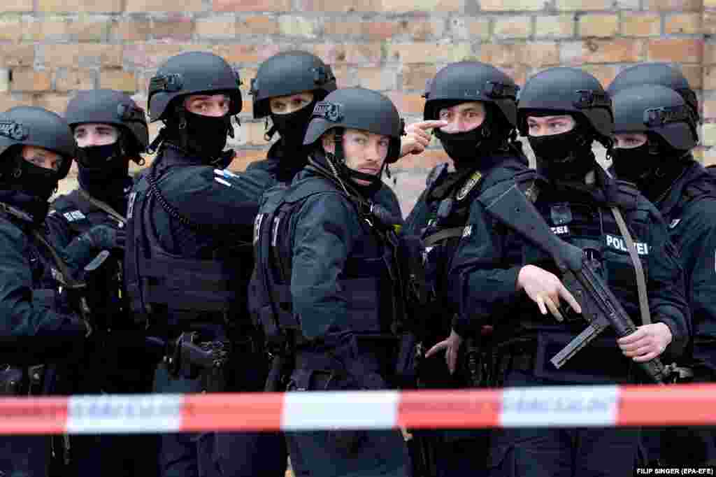 ГЕРМАНИЈА - Германската полиција изврши рација во четири сојузни држави, привремено притворајќи шестмина осомничени поврзани со серија закани за бомбашки напади на џамии, канцеларии на политички партии и редакции на медиуми, пренесе германската новинска агенција ДПА.