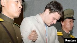 Օտտո Վարմբիերը Հյուսիսային Կորեայի դատարանում՝ դատավճռի հրապարակումից հետո, Փհենյան, 16-ը մարտի, 2016թ․