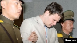 Otto Warmbier i përcjellur nga policët duke u larguar nga një gjykatë në Korenë Veriore në mars të vitit 2016