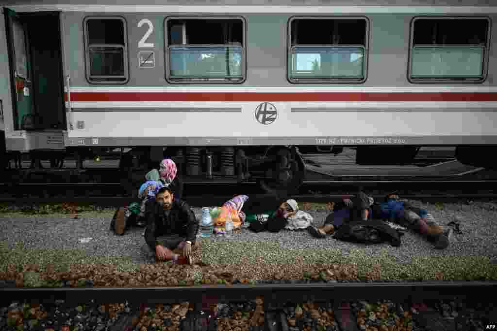 Группа беженцев спит на вокзале в деревне неподалеку от хорватской столицы Загреба. 17 сентября