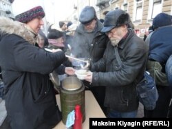 За бесплатной едой приходят не только бездомные