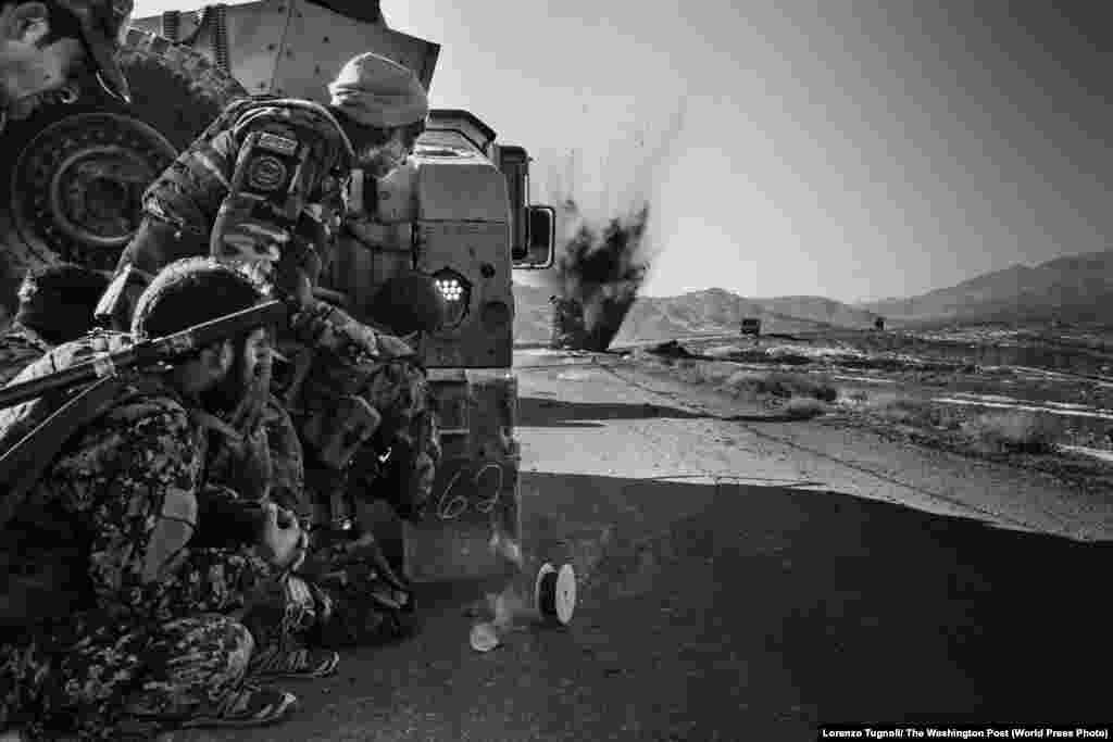 Група Національних сил оборони та безпеки Афганістану (ANDSF) підірвала саморобний вибуховий пристрій, знайдений на трасі Ганза-Кандагар на сході Афганістану, 2 грудня 2019 року. Команда з табору &laquo;Султан&raquo; розчищає цю дорогу щодня і її члени часто знаходять один або й більше таких вибухових пристроїв, що їх встановлюють таліби. Саморобні вибухові пристрої&nbsp;&ndash; одна з основних причин жертв серед цивільних та представників афганських сил безпеки. Перше місце в категорії &laquo;Поточні теми&raquo;, фотоісторії &ndash; Лоренцо Туньолі, The Washington Post &nbsp;