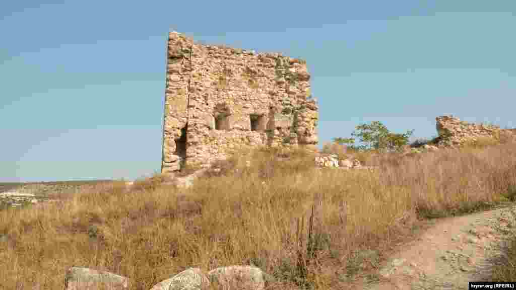 Сохранившийся фрагмент крепостной стены Каламиты