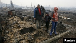Жители села Шира в Хакасии на месте сгоревшего дома
