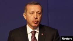 Режеп Эрдоган УЕФАнын жыйынында сүйлөөдө. Стамбул, 22-март, 2012-жыл. 