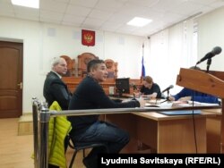 Геннадий Шпаковский и адвокат Арли Чимиров в суде