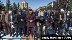 Молитва учасників акції протесту в місті Магас, Інгушетія, Росія, 7 жовтня 2018 року