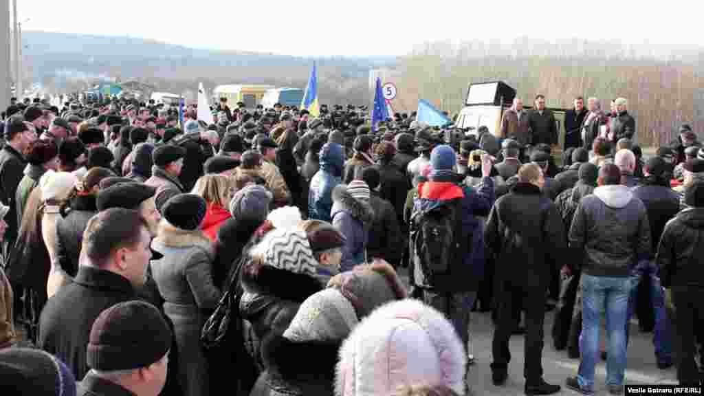 11 ianuarie 2012.&nbsp;Protest la podul de la Vadul lui Vodă după ce un pacificator rus l-a împuşcat mortal pe un tânăr de la Pârâta, raionul Dubăsari