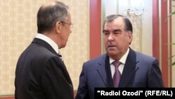 Тәжікстан президенті Эмомали Рахмон (оң жақта) Ресей сыртқы істер министрі Сергей Лавровпен кездесіп тұр. Душанбе, 24 сәуір 2012 жыл.