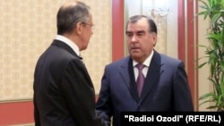 Tajik President Emomali Rahmon (right) and Russian Foreign Minister Sergei Lavrov in Dushanbe on April 24