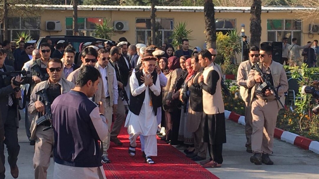 افغان ولسمشر ننګرهار ته د سفر پر مهال.