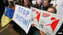 Акція протесту біля посольства Росії в Україні. Київ, 7 березня 2014 року
