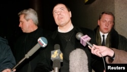 Сергей Михайлов дает интервью журналистам в аэропорту Шереметьево после приезда из Швейцарии. Декабрь 1998 года.