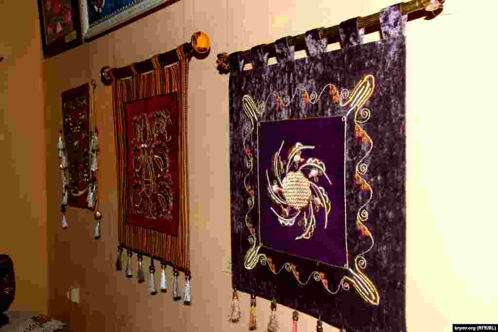 На выставке представлены творческие работы педагогов, выпускников и учениц курсов традиционного крымскотатарского шитья.