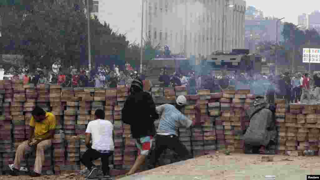 Misirin devrilmiş prezidenti Mohamed Morsi-nin tərəfdarları Qahirədə ucaltdıqları barrikada arxasından polisə daş atırlar. 27 iyul 2013 
