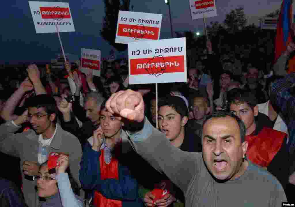 Armenija - Protesti - Nekima se u Armeniji sporazum sa Turskom nije dopao.