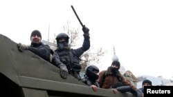 Protestatari intr-un camion langa cladirea parlamentului din Kiev.