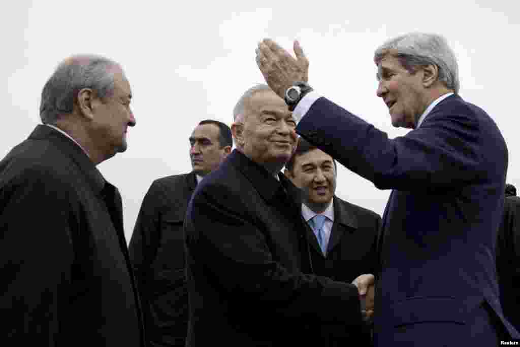 2015 йил кузида АҚШ давлат котиби Жон Керри Марказий Осиёнинг барча беш давлатига ташриф буюриб, Вашингтон билан минтақа пойтахтлари ўртасидаги янги мулоқот форматига асос солди.Ўзбекистонда Жон Керрини самолёт трапида шахсан мамлакат президенти Ислом Каримов кутиб олди. СССР парчаланишидан олдин ҳокимиятга келган Каримов мамлакатни чорак асрдан ортиқ вақт давомида бошқарди. У ўзининг авторитар бошқарув услуби ва ўзгача фикрлайдиганларни бостириш сиёсати учун танқид қилинган.АҚШнинг Ўзбекистон ва Қозоғистондаги собиқ элчиси Жорж Крол ўз хотираларида ёзишича, Каримов Ўзбекистонни ташқи сиёсий ва иқтисодий таъсирлардан ихоталашга интилиб, мамлакатни узоқ вақт ёпиқ тизимда, дунё билан фақат расмий дипломатик алоқалар орқали боғлаб келган.