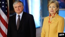 U.S. -- Secretary of State Hillary Clinton (R) with her Armenia counterpart Eduard Nalbandian in Washington, DC, 05May2009