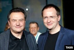 Алексей Учитель (слева) и министр культуры РФ Владимир Мединский на фестивале "Кинотавр", июнь 2016 года