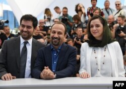 Asghar Farhadi aktyor Shahab Hosseini və Taraneh Alidoosti ilə 69-cu Kann Festivalında.