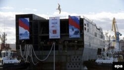 Корму будущего корабля "Севастополь" класса "Мистраль" спустили на воду на Балтийском заводе 30 апреля