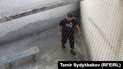 Человек в прогулочном дворе в тюрьме в Кыргызстане. Иллюстративное фото.