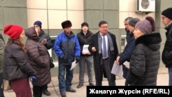 Исполняющий обязанности руководителя управления по инспекции труда Бауржан Уразаев и работники нефтесервисного предприятия. Актобе, 21 ноября 2018 года.